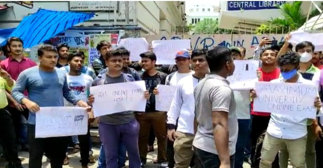  অনলাইন পরীক্ষার দাবিতে সোচ্চার কলকাতা বিশ্ববিদ্যালয়, ছাত্রবিক্ষোভে উত্তাল কলেজ স্ট্রিট