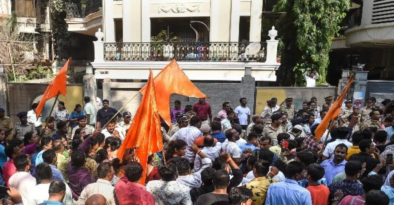 শিবসেনা দাবি করেছে গ্রেফতার হওয়া বিজেপি সাংসদ নবনীত রানার 'আন্ডারওয়ার্ল্ড লিংক' রয়েছে