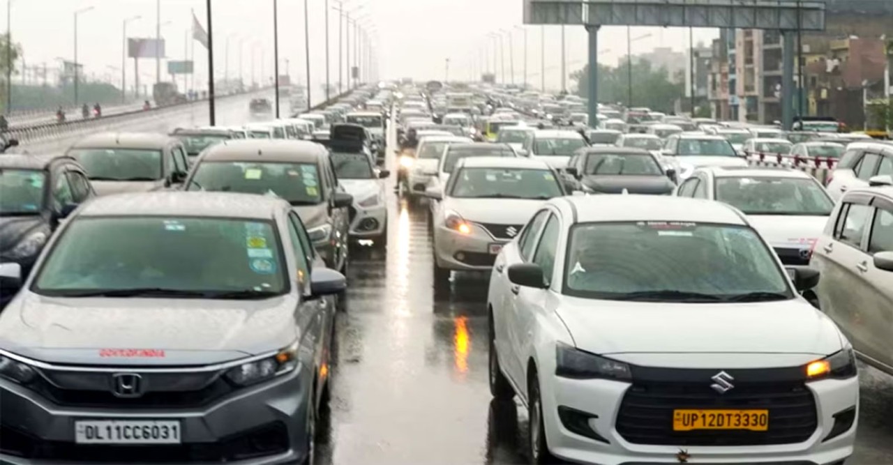 Heavy Rain Causes Chaos in Delhi-NCR: Roads Flooded, Traffic Snarls Everywhere
