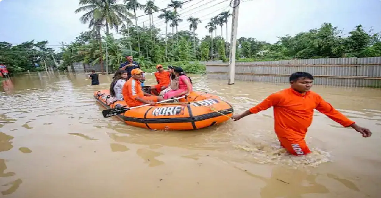 অসমে ভয়াবহ বন্যায় গৃহহীন ৪৩ লাখ মানুষ, মৃত ৭৩, পানির তলায় ৫ হাজারেরও বেশি গ্রাম