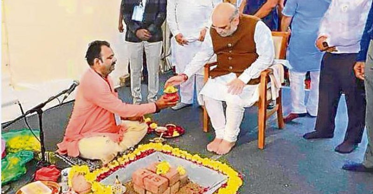 চেয়ারে শাহ, মাটিতে যজ্ঞের প্রস্তুতি পুরোহিতের, কেন্দ্রীয় স্বরাষ্ট্রমন্ত্রীর পুজো নিয়ে তোপ কংগ্রেসের