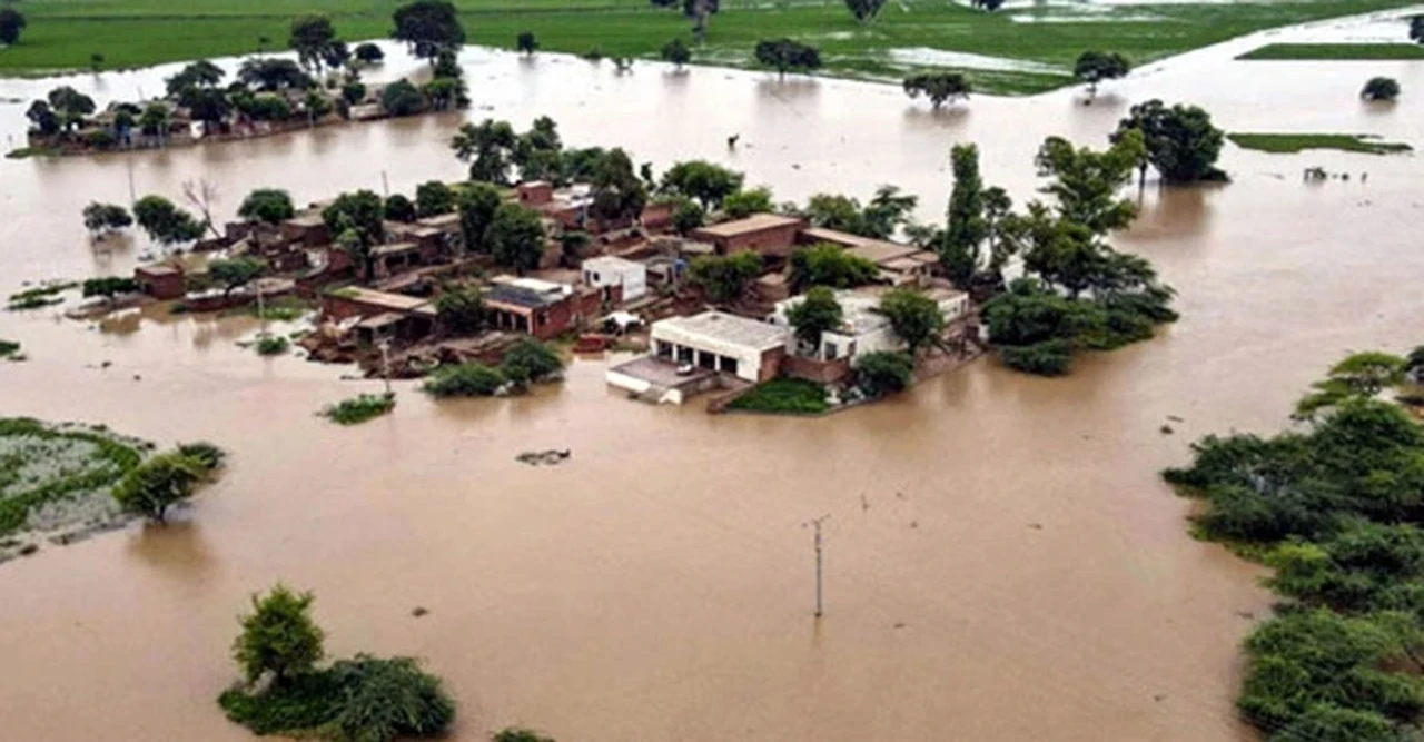 ভারতের পানি পাকিস্তানে ঢুকছে, পাঞ্জাবে বন্যায় মৃত ৪৩: ৩৩ লাখ মানুষ বিপদের মুখে, আরও ভয়াবহ পরিস্থিতির শঙ্কা