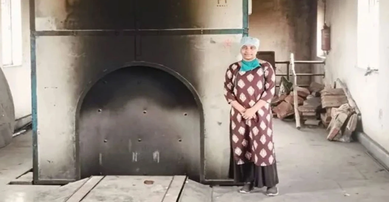 ‘মাকে ভয় দেখাত, বলত মেয়ে এই কাজ করলে বিয়ে হবে না’ — দক্ষিণ ২৪ পরগনার টুম্পা দাসের অদম্য লড়াই