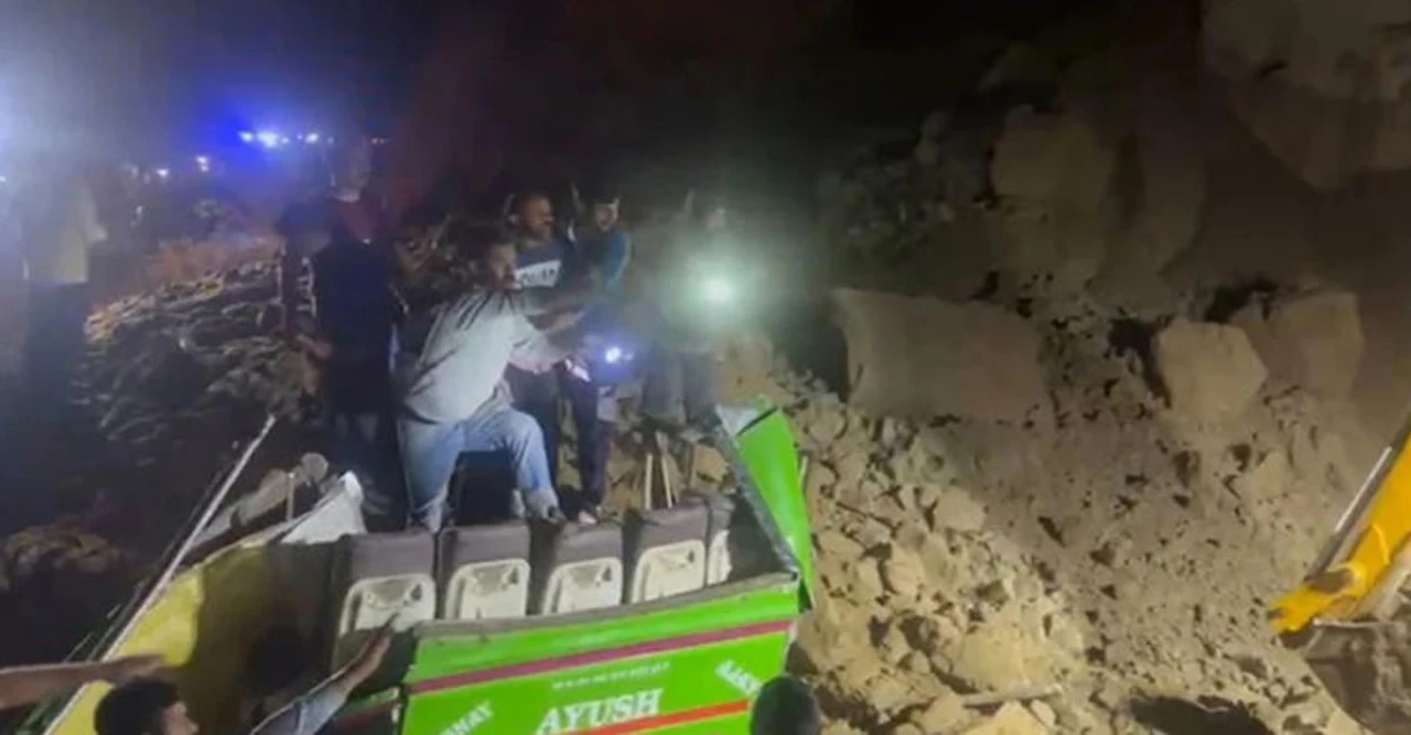 হিমাচল প্রদেশে ভূমিধস, ধ্বংসস্তূপের নিচে চাপা পড়ে ১৮ জনের মৃত্যু, আরো আশঙ্কা