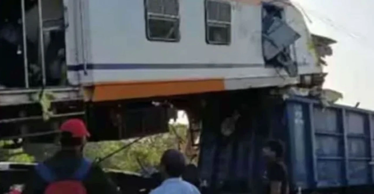 ৪ জনের মৃত্যু! ছত্তিশগড়ে যাত্রী ট্রেন মালগাড়ির ওপর উঠে বিস্ফোরক ধাক্কা