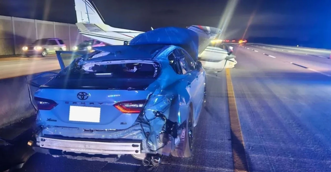 ট্রাফিকের মাঝে আকাশ থেকে বিমান ধপাস! গাড়ির ওপর পড়েও ৩ জনই জীবিত – অলৌকিক বেঁচে যাওয়া!