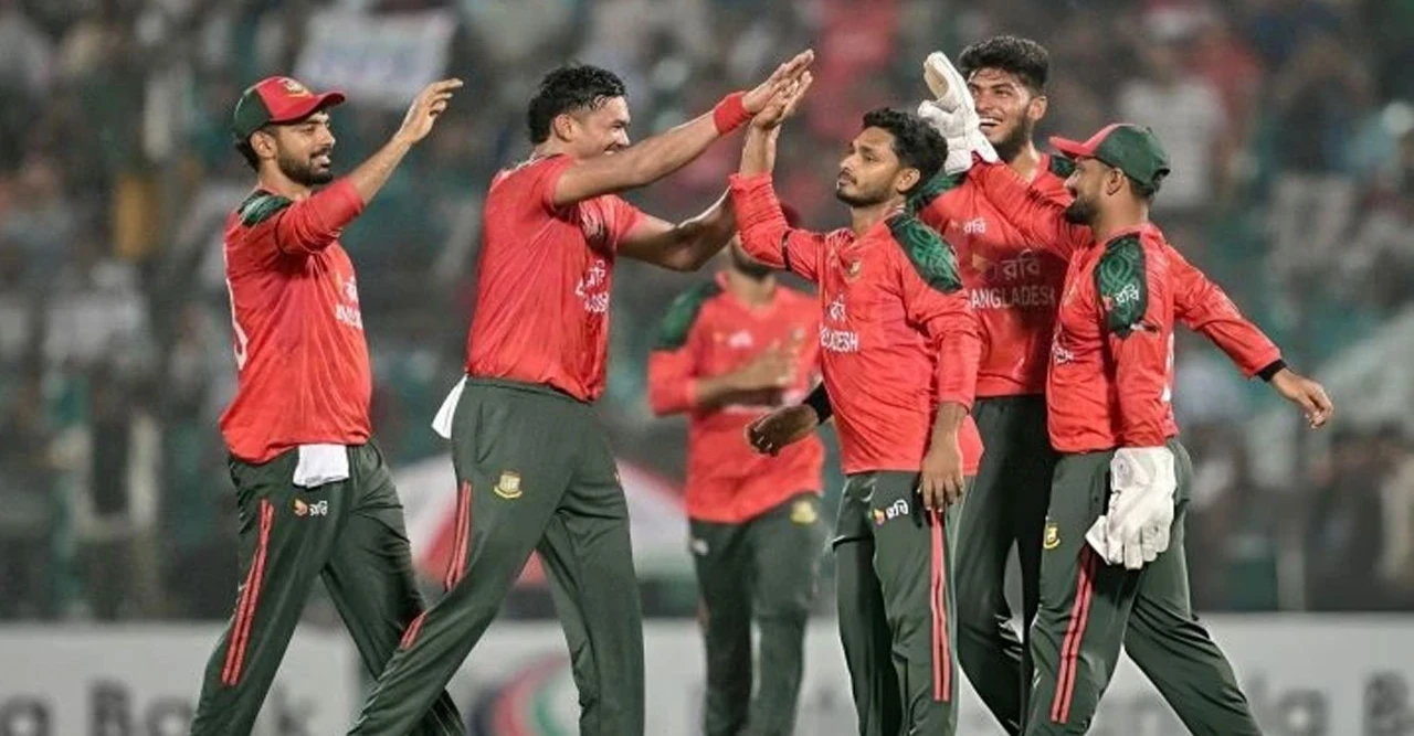 ম্যানচেস্টার ইউনাইটেডের ঋণ ১ বিলিয়ন ডলার ছাড়ালো! গ্লেজারদের কেনার পর সর্বোচ্চ – ক্লাব ডুবছে না তো?