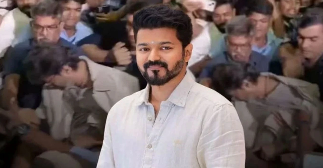 বিমানবন্দরে ভক্তদের উন্মাদনায় বিপর্যস্ত বিজয়, টানাটানিতে ছিঁড়ে গেল তার পোশাকও!