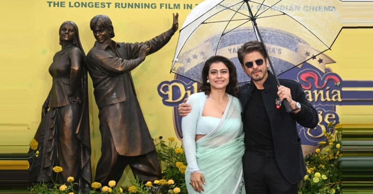 ঐতিহাসিক মুহূর্ত! লন্ডনে উন্মোচিত হলো শাহরুখ-কাজলের ভাস্কর্য, ডিডিএলজে-এর ৩০ বছর পূর্তি! 