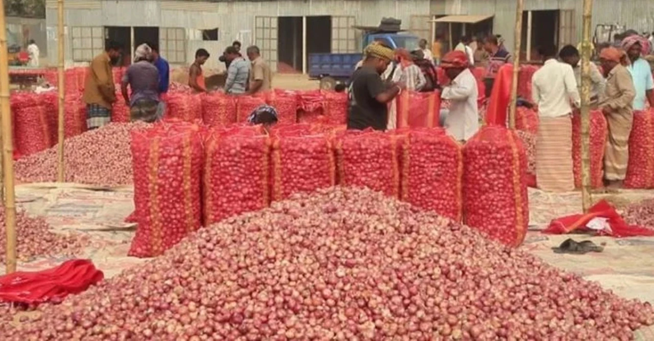 "মজুদ ১ লাখ টন, তবু পেঁয়াজ কেজি ১৬০ টাকা! সিন্ডিকেটের কারসাজি, প্রশাসন নীরব দর্শক?"