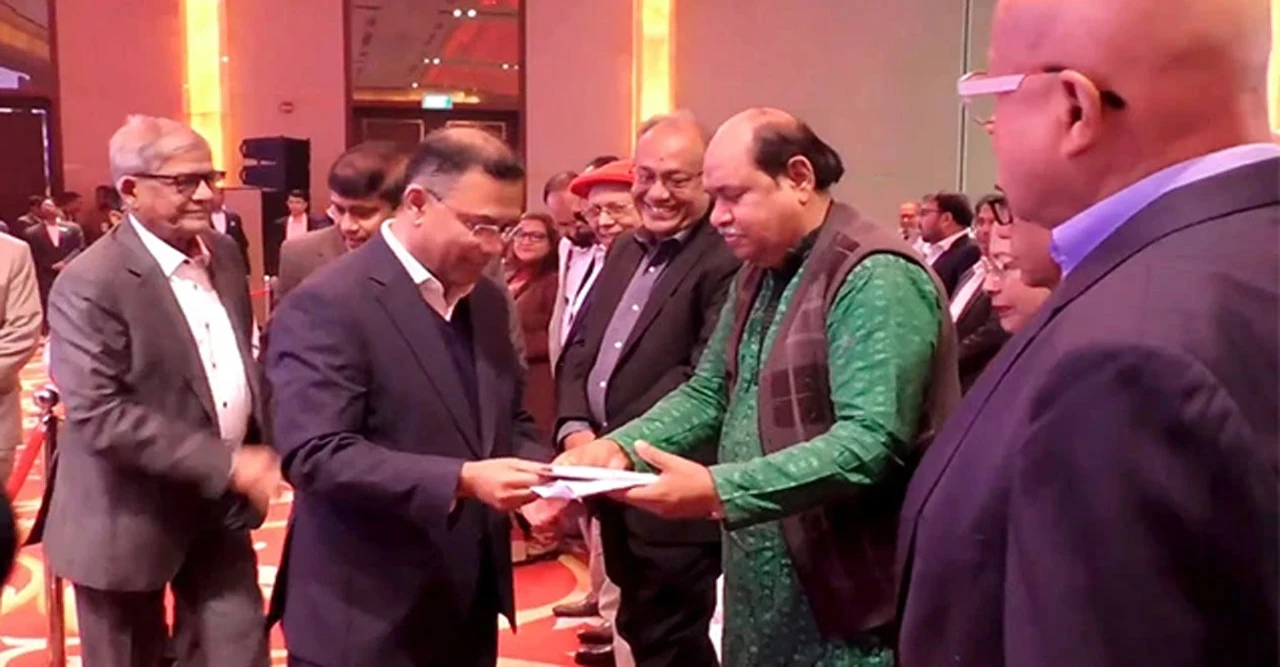 দেশে ফেরার পর প্রথমবারের মত সাংবাদিকদের সাথে শুভেচ্ছা বিনিময়ে তারেক রহমান"