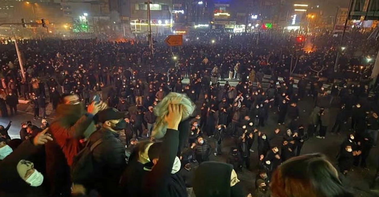 ইরানে কি আসলেই বিদেশি হাত? লাখো মানুষ কেন পালিয়ে যাচ্ছে তুরস্কে?