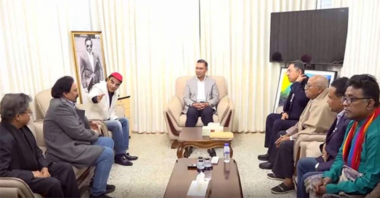 তারেক রহমানের সঙ্গে কবি-সাহিত্যিকদের রাতের উষ্ণ সাক্ষাৎ! সংস্কৃতির ভবিষ্যৎ নিয়ে খোলামেলা আলাপ