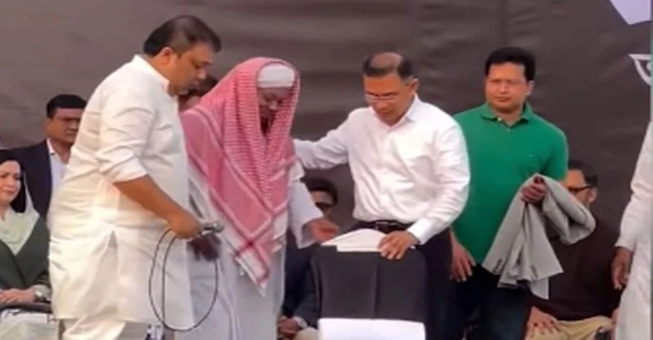 ইমামকে সম্মান জানাতে উঠে দাঁড়ালেন তারেক, সামনের আসনে বসিয়ে দোয়া করালেন"