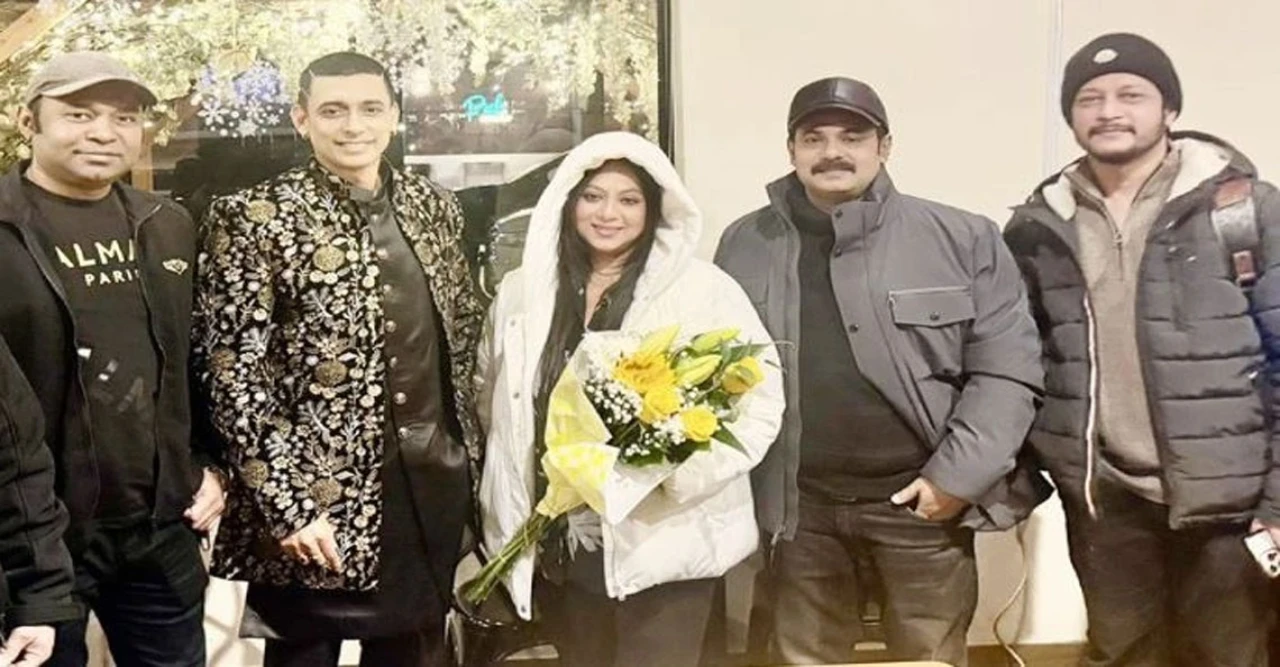 যুক্তরাষ্ট্রে তারকাদের মিলনমেলা! শাবনূরের সঙ্গে চার নায়কের আবেগঘন মুহূর্ত, নেটিজেনরা বলছে ‘সময় থেমে গেছে’