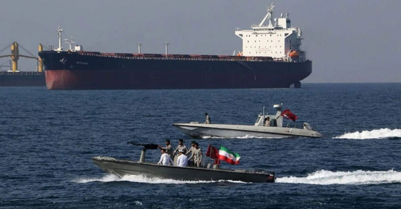 হরমুজে উত্তেজনার চূড়ান্ত মুহূর্ত, ইঞ্জিন বন্ধের নির্দেশে থমকে গেল মার্কিন ট্যাংকার, পাশে যুদ্ধজাহাজ