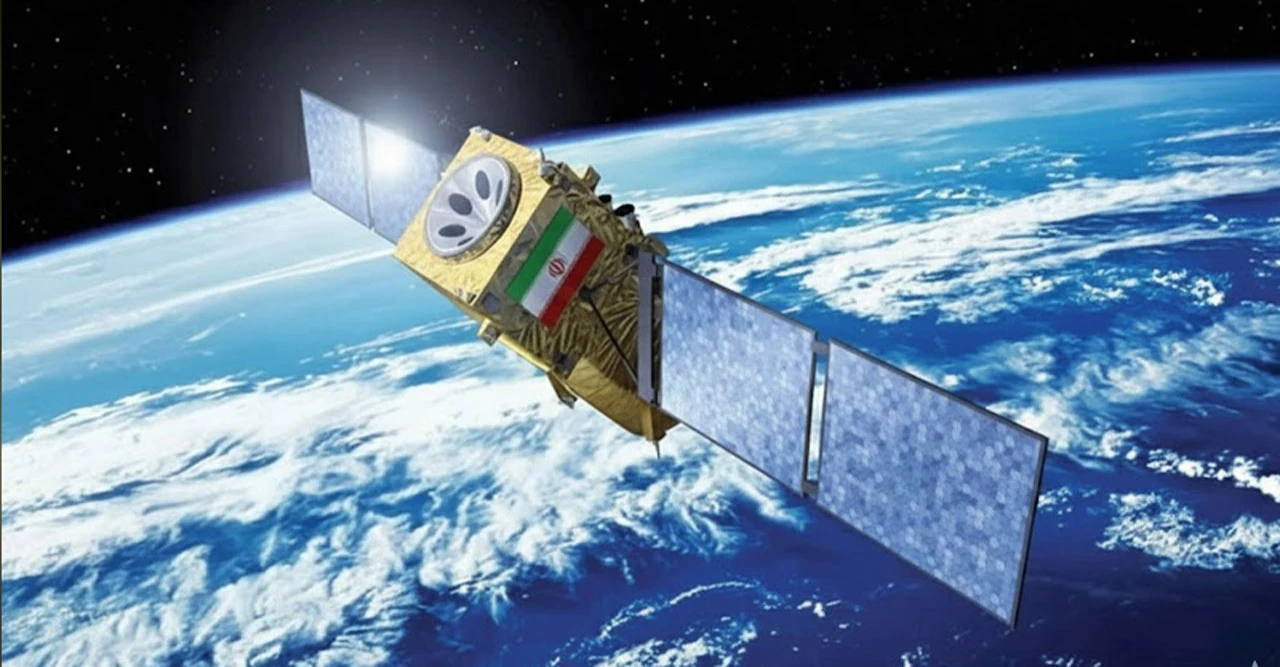 মহাকাশ থেকে বিপ্লবের জয়গান! ‘কাওসার’ স্যাটেলাইটে ইরানের শক্তি প্রদর্শন, লাখো মানুষ রাস্তায়