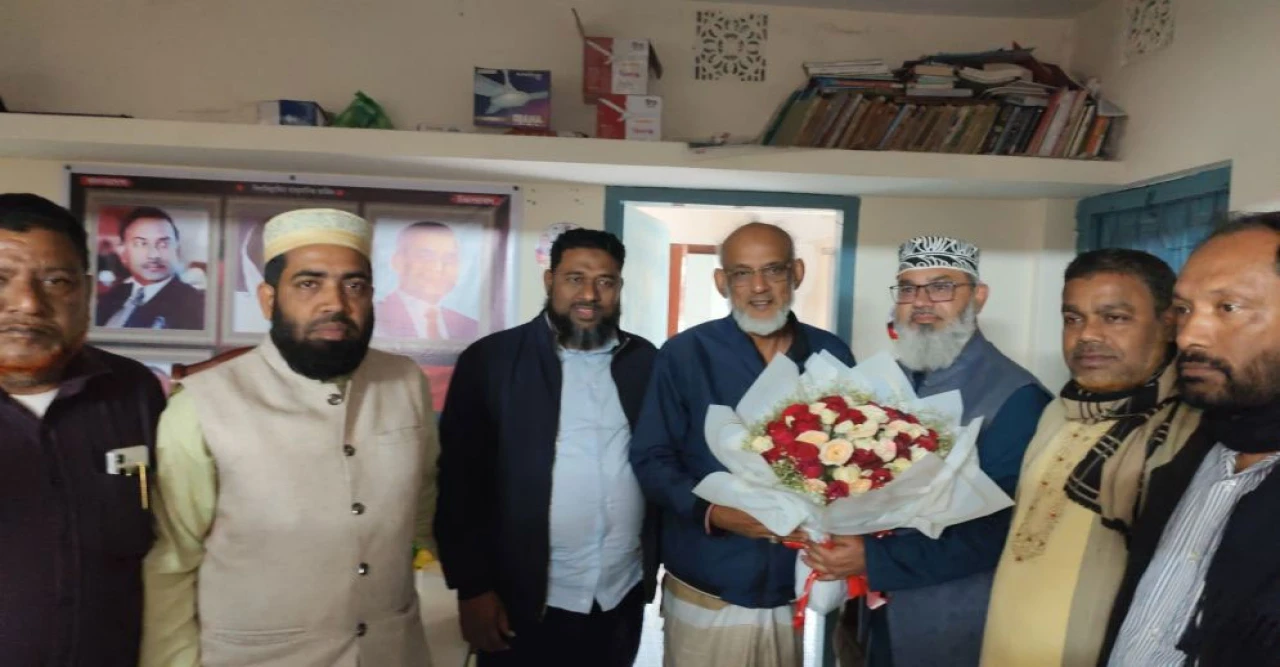 জয়ের পরই চমক, বিএনপি প্রার্থীর বাসায় ফুল নিয়ে গেলেন মাসুদ সাঈদী