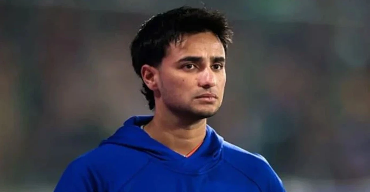 হাসপাতাল থেকে ছাড়া পেয়ে ড্রেসিংরুমে অভিষেক! পাকিস্তান ম্যাচে কি ফিরছেন তরুণ তারকা?