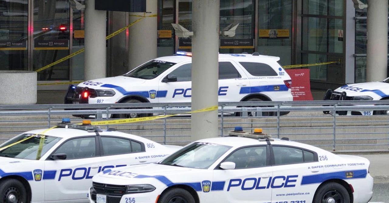 দুপুরের নির্মল স্কুল হঠাৎ যেন যুদ্ধক্ষেত্র! কানাডার টাম্বলার রিজে ভয়াবহ গুলিবর্ষণ, শিক্ষার্থীসহ নিহত ১০, আতঙ্কে স্তব্ধ গোটা শহর