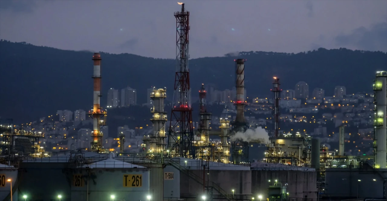 ইরানের হামলায় ইসরায়েলের তেল ও গ্যাস স্থাপনাগুলোতে ব্যাপক ধ্বংস