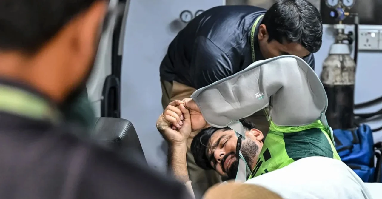 বাউন্ডারি বাঁচাতে গিয়ে গুরুতর চোট, মাঠ থেকে সরাসরি অ্যাম্বুলেন্সে হাসপাতালে পাকিস্তানি অলরাউন্ডার হুসাইন তালাত