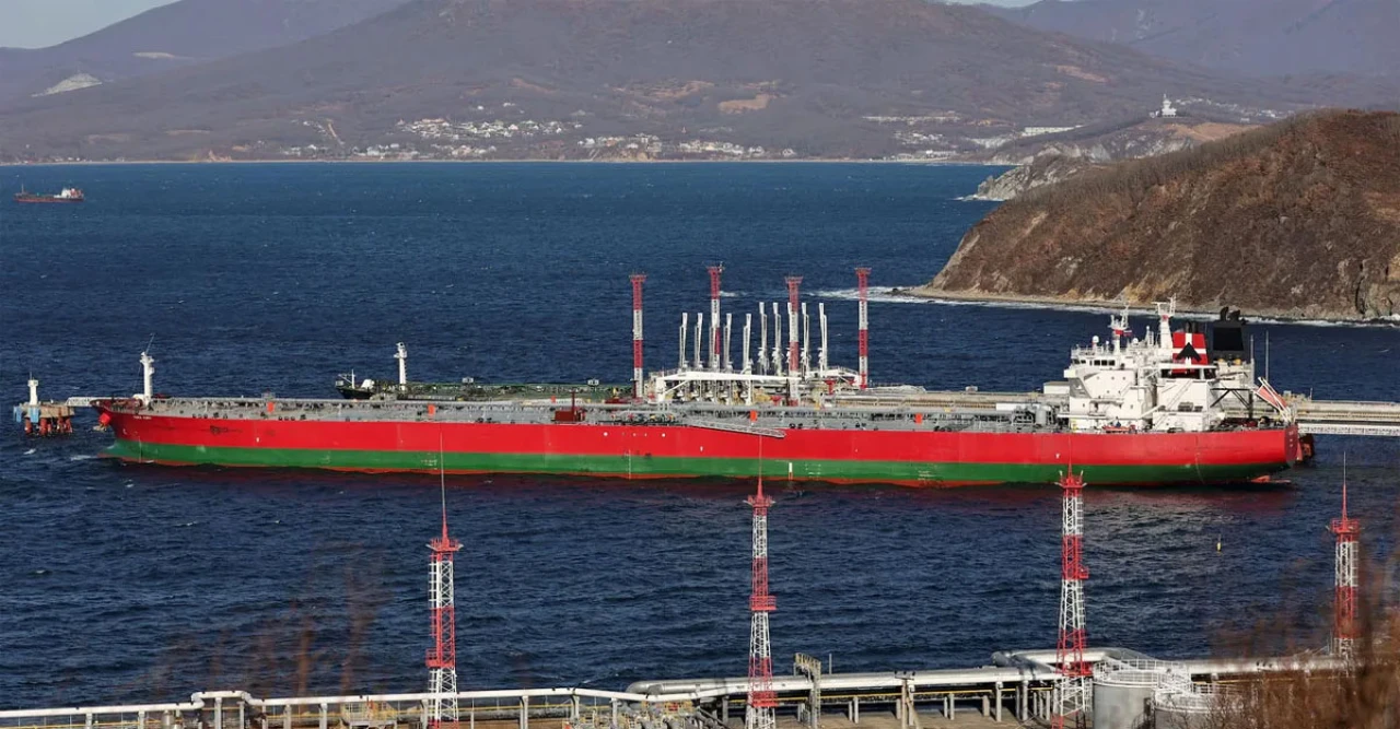 হরমুজ সংকটের জেরে জ্বালানি বাজারে চাপ, রাশিয়ার তেলের ওপর সাময়িক নিষেধাজ্ঞা শিথিল করল যুক্তরাষ্ট্র