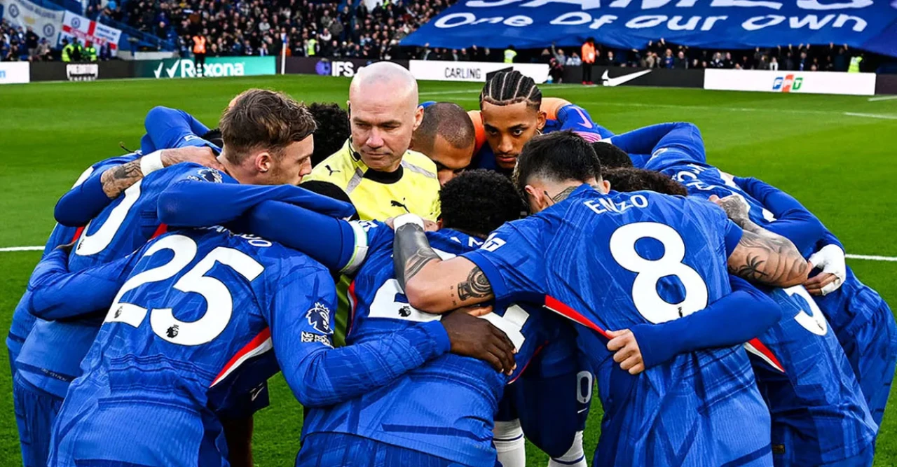 চেলসির ম্যাচে অদ্ভুত দৃশ্য: রেফারিকে ঘিরে কৌশল পরামর্শের হাস্যরস মুহূর্ত ভাইরাল