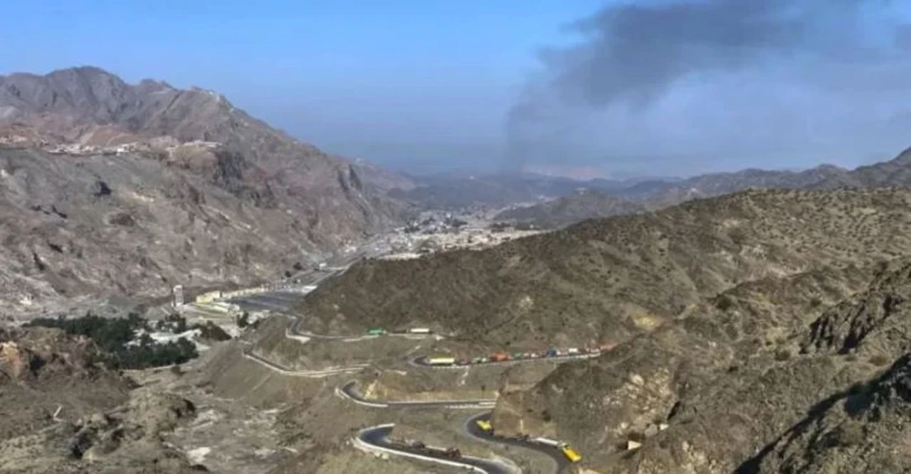 আফগানিস্তানে পাকিস্তানের বিমান হামলা, দুই প্রতিবেশী দেশ যুদ্ধের দ্বারপ্রান্তে পৌঁছালো