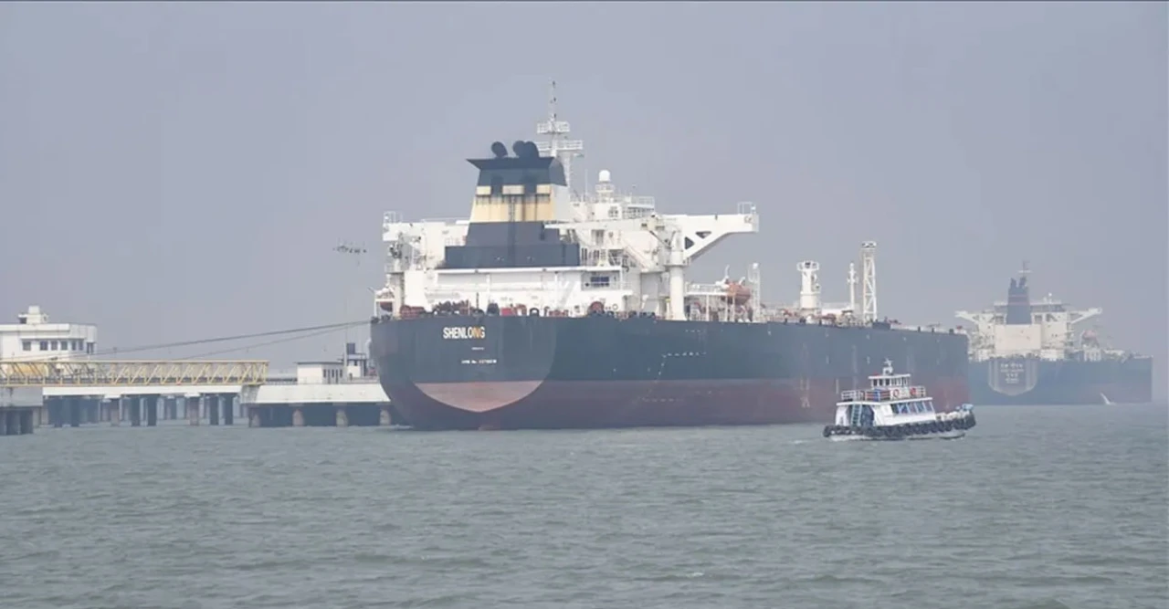 ফুজাইরাহ বন্দরের কাছে তেলবাহী ট্যাঙ্কারে বিস্ফোরণ, ড্রোন না ক্ষেপণাস্ত্র তা নিয়ে রহস্য