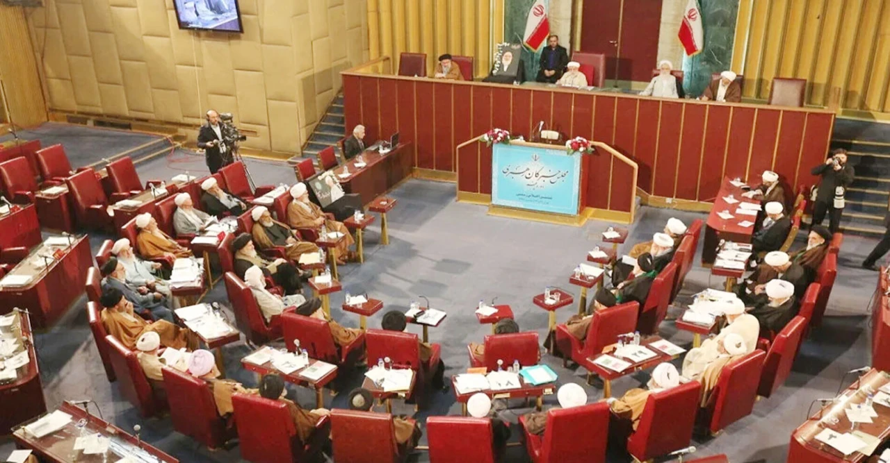 খামেনির মৃত্যুর পর ইরানে তড়িঘড়ি সিদ্ধান্ত? নতুন সর্বোচ্চ নেতা নিয়ে বড় বার্তা