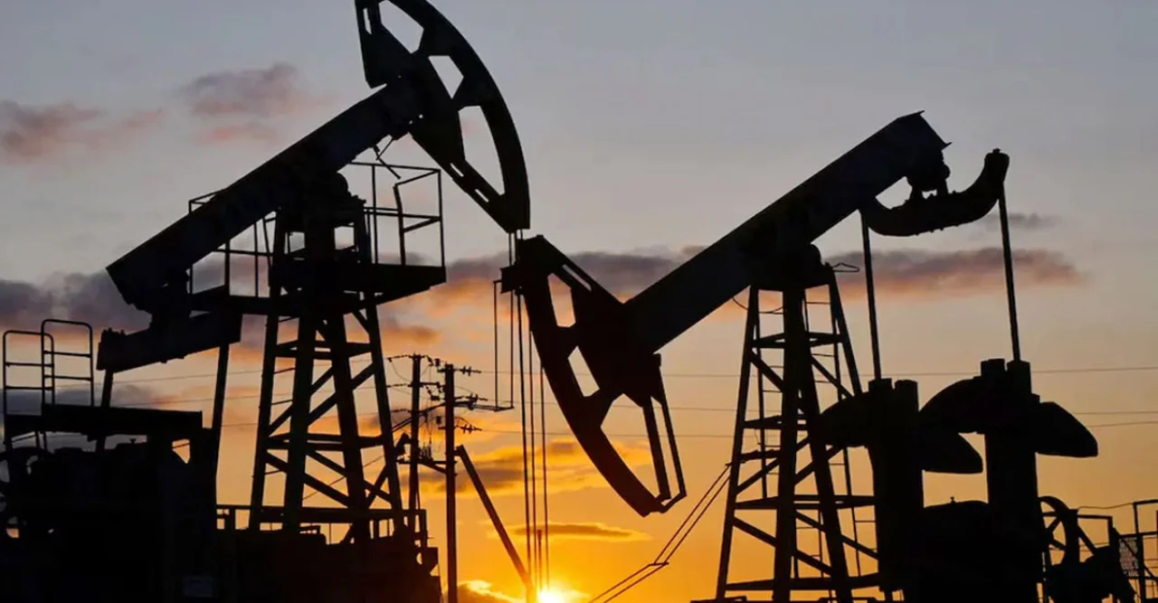 যুক্তরাষ্ট্র-ইরান সংলাপ ব্যর্থ, হরমুজ উত্তেজনায় আন্তর্জাতিক বাজারে তেলের দাম প্রায় ৮ শতাংশ বৃদ্ধি