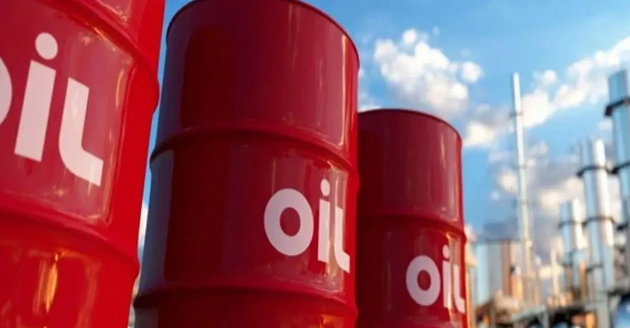 হরমুজ প্রণালি ঘিরে উত্তেজনায় আন্তর্জাতিক বাজারে তেলের দাম প্রায় চার শতাংশ পর্যন্ত বেড়েছে