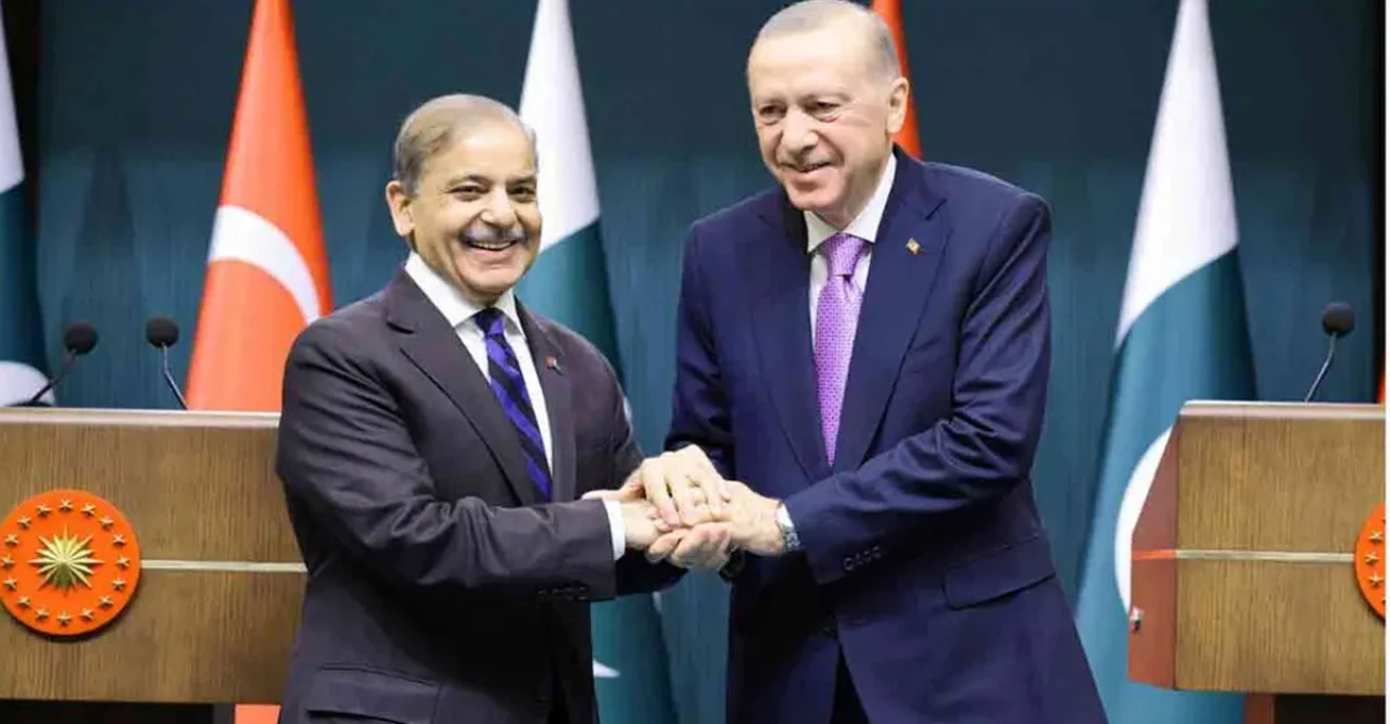 ইরান-যুক্তরাষ্ট্র উত্তেজনার মাঝেই কূটনৈতিক ঝড়: যুদ্ধ থামাতে সৌদি-কাতার-তুরস্কে ছুটছেন শেহবাজ শরিফ