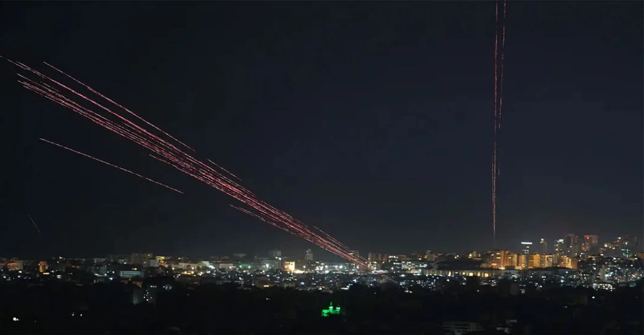 যুদ্ধবিরতির পরও লেবাননে ইসরায়েলের গোলাবর্ষণ, দক্ষিণাঞ্চলে ফিরতে অপেক্ষার নির্দেশ সেনাবাহিনীর এবার