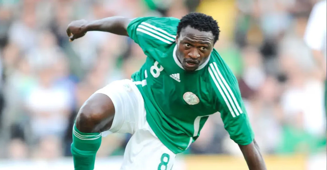 খেলতে খেলতে মাঠেই শেষ নিঃশ্বাস, দ্বিতীয়ার্ধে নামতেই যা ঘটল তারকা ফুটবলারের