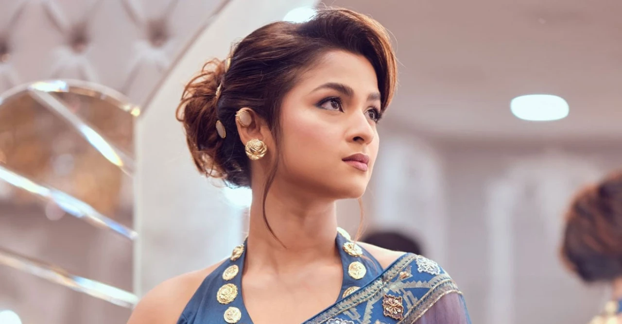 চমকে দিলেন সাদিয়া আয়মান! নীল জামদানিতে রেড কার্পেটে রাজকীয় লুক দেখুন ভিডিয়োতে