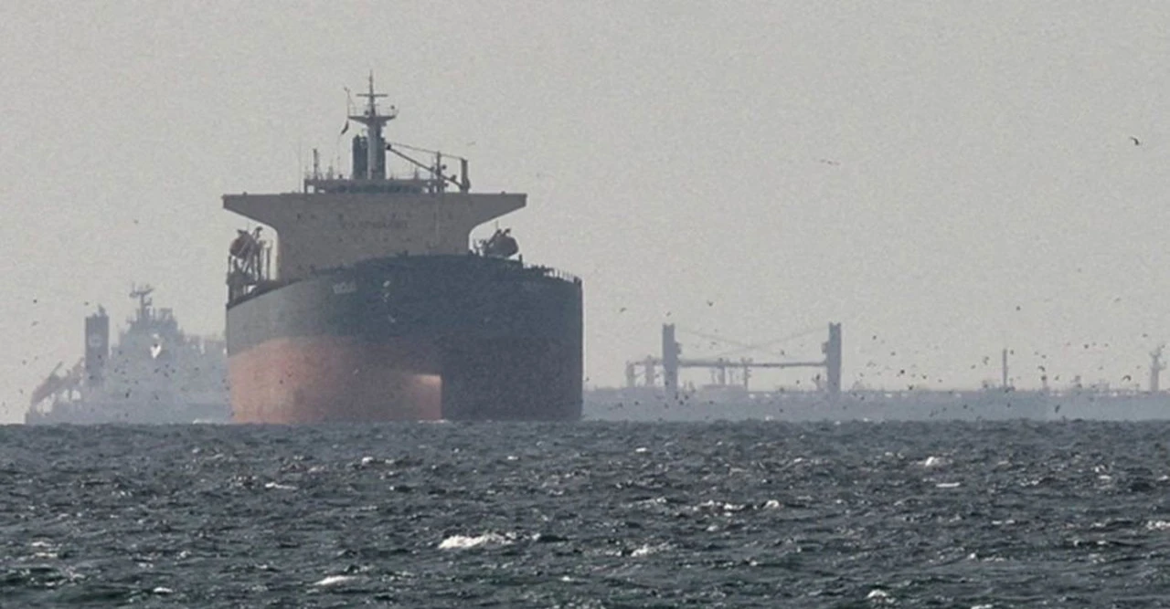 কারাগারের মতো জীবন! হরমুজে আটকে নাবিকদের আর্তনাদ, যুদ্ধের মাঝে বাড়ছে মৃত্যুভয়