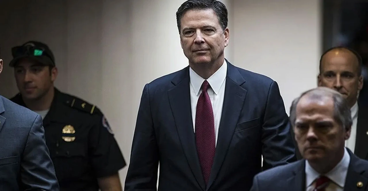 ফেসবুক পোস্টেই বিপত্তি! সাবেক এফবিআই বসের বিরুদ্ধে গ্রেপ্তারি পরোয়ানা