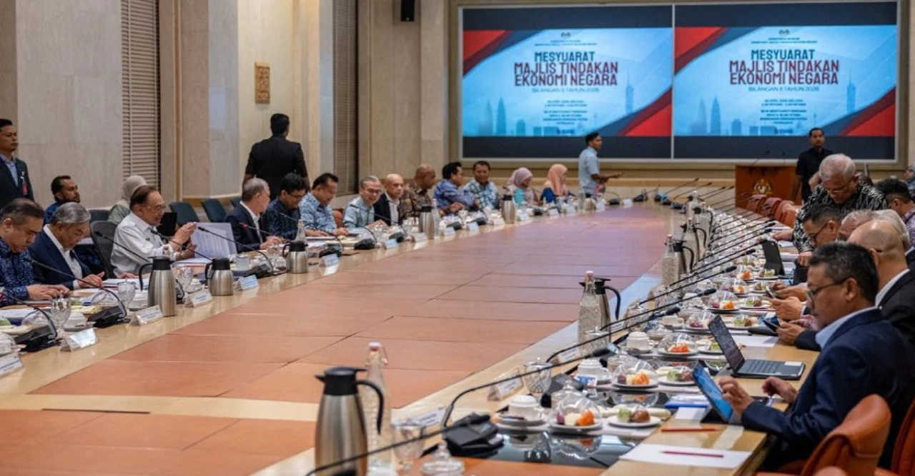 দুশ্চিন্তা বাড়ছে মালয়েশিয়ায়! জরুরি বৈঠক ডেকে বড় সিদ্ধান্ত নিলেন আনোয়ার ইব্রাহিম