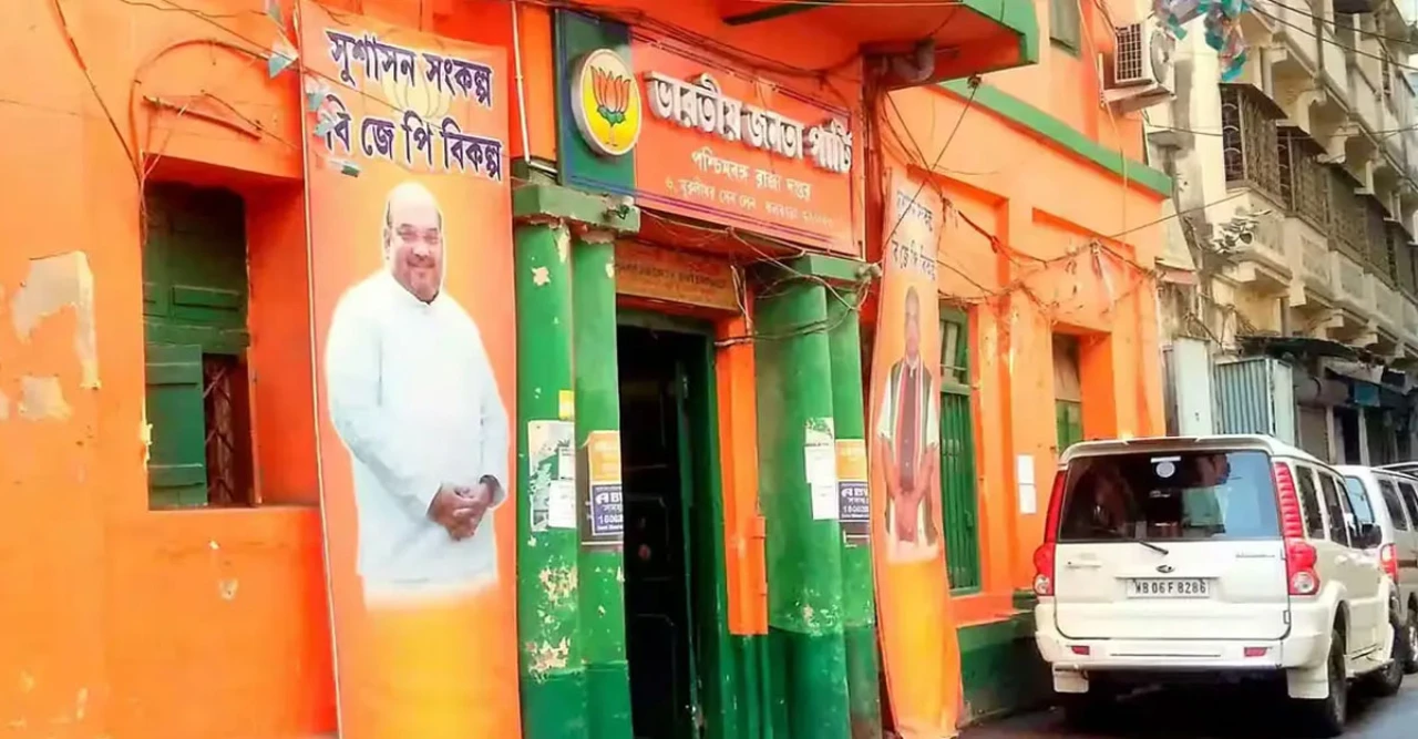 কলকাতায় বিজেপি অফিসের সামনে শুরু উৎসব! রং মাখা আর মিষ্টির বনিবনায় মাতলেন কর্মীরা