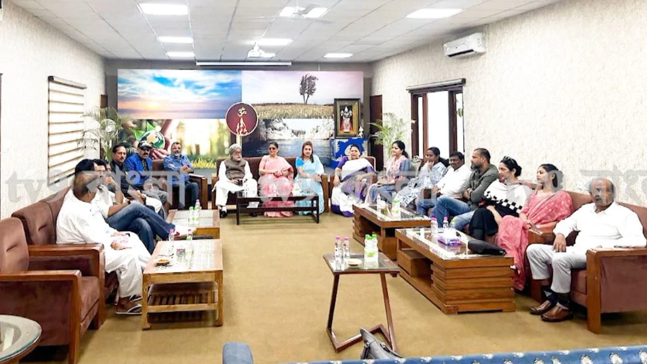 Rebel TMC MPs: A group of rebel MPs at the residence of Principal Om Birla, which way are they turning now?