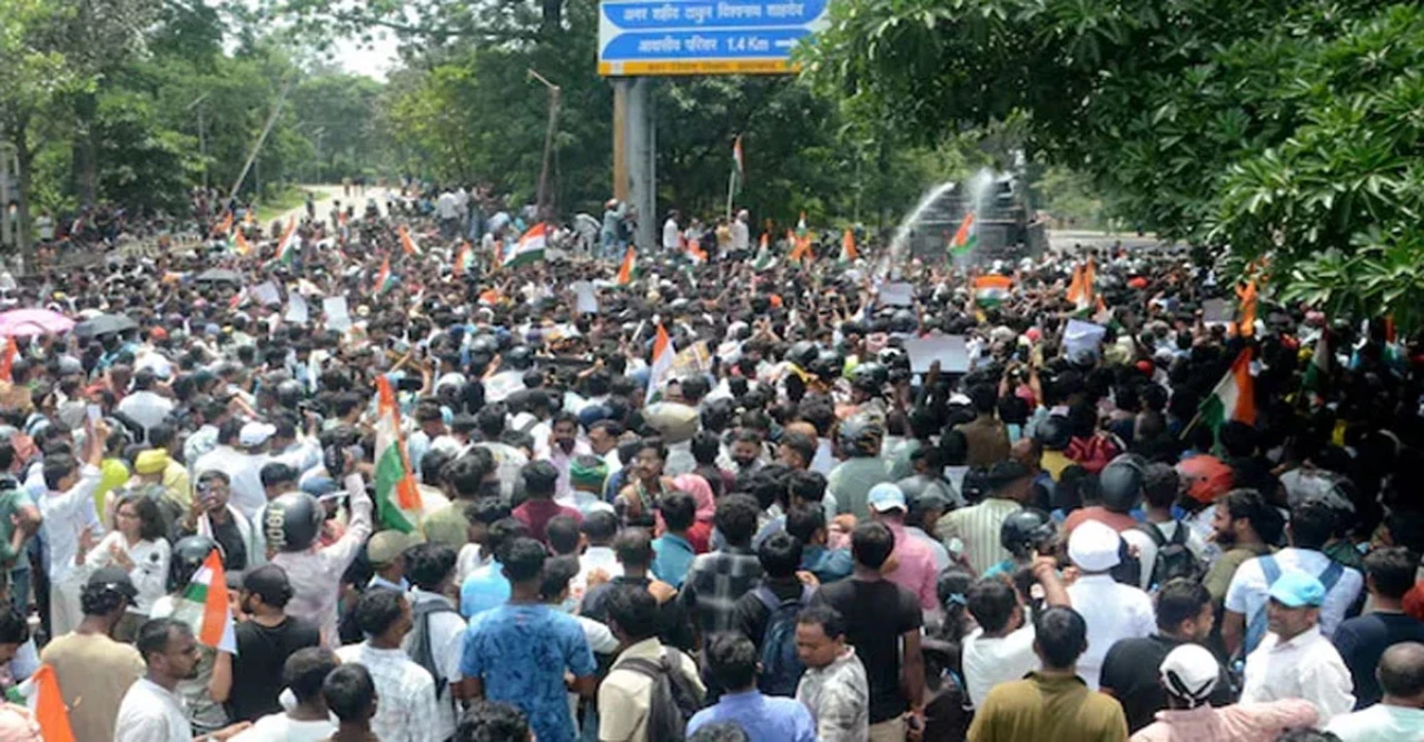 ঝাড়খণ্ডে চাকরিপ্রার্থীদের বিক্ষোভ, পুলিশের কাঁদানে গ্যাস ও লাঠিচার্জ