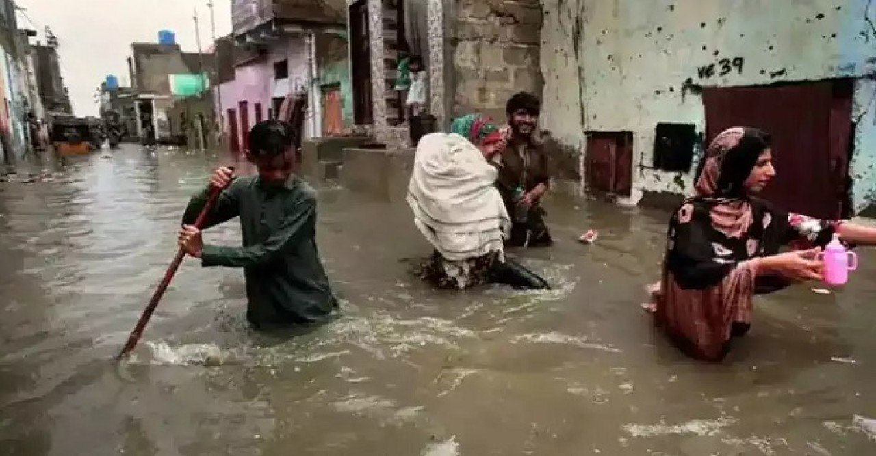 পাকিস্তানে গত ৩০ বছরে সবচেয়ে ভয়াবহ বন্যা, মৃত্যু পাঁচশোর বেশি, ঘরছাড়া হাজার হাজার মানুষ