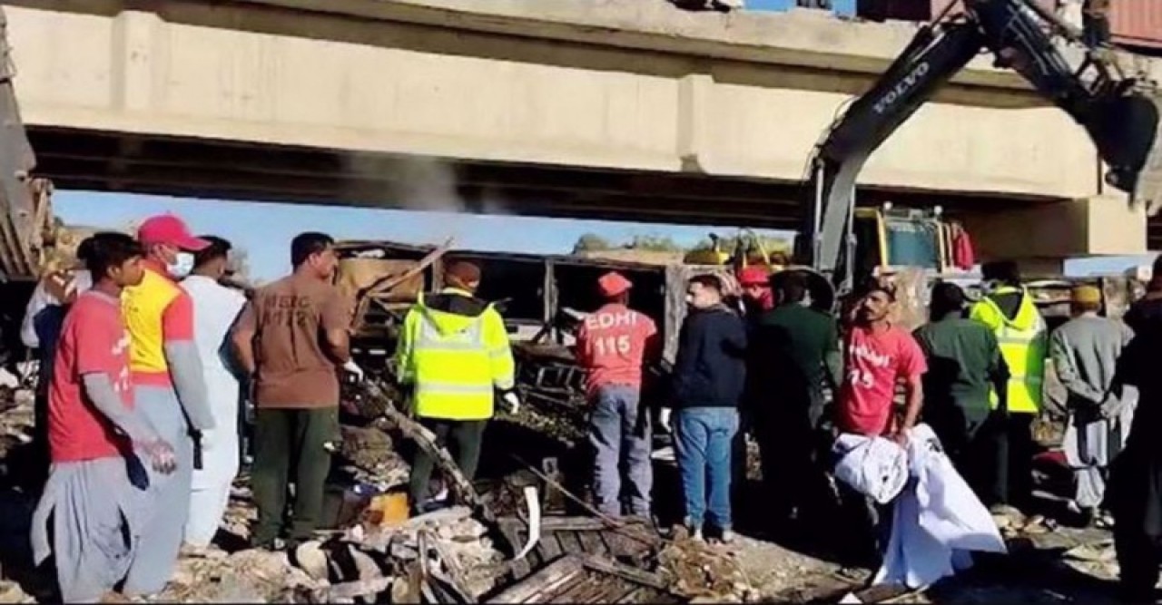 পাকিস্তানে বাস দুর্ঘটনায় নিহত অন্তত ৩০; আহত ১৫