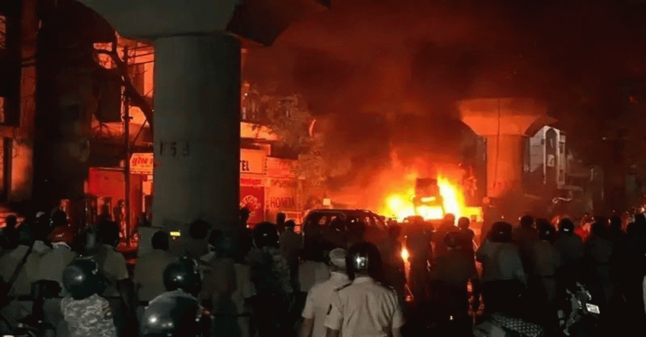 নাগপুরে উত্তেজনা চরমে: আওরঙ্গজেবের সমাধি অপসারণের দাবিতে সহিংসতা, কারফিউ জারি