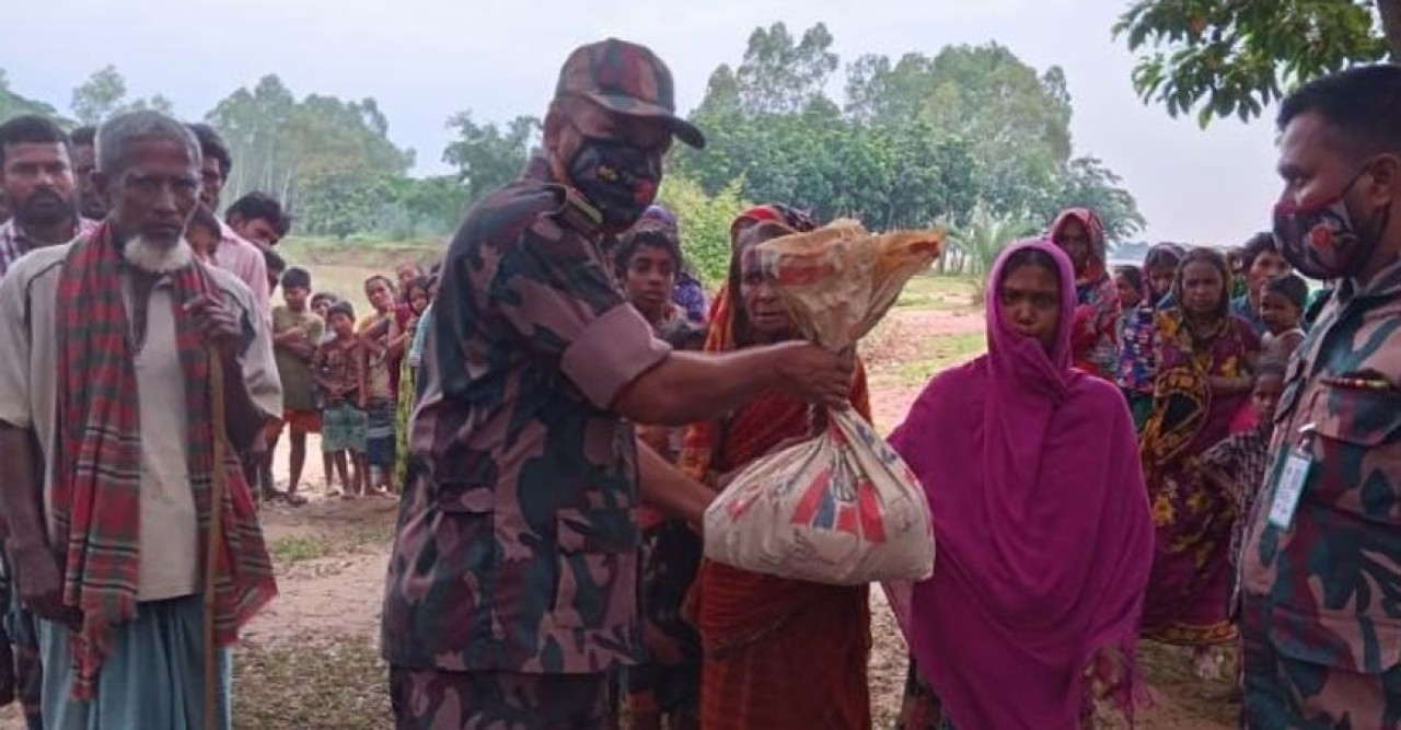 বন্যাদুর্গতদের ত্রাণসামগ্রী বিতরণ, চিকিৎসা দিয়ে যাচ্ছে বিজিবি