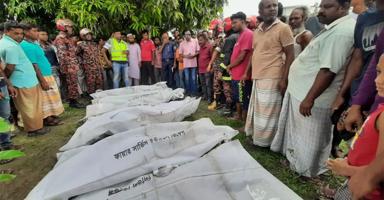 বড়াইগ্রামে বাস-ট্রাকের ত্রিমুখী সংঘর্ষ, নিহত ৭ আহত ৫০