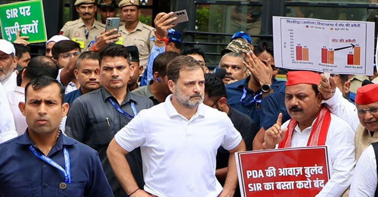 Drama in Delhi: Rahul, Priyanka and 30 Opposition MPs Detained, Released After 2 Hours