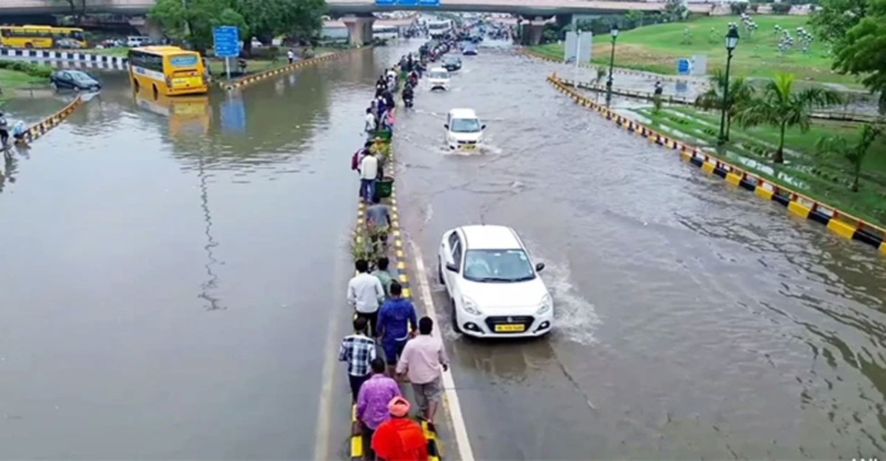নয়াদিল্লির রাস্তাঘাট পানিতে ডুবল, টানা বর্ষণে বিপাকে রাজধানী!